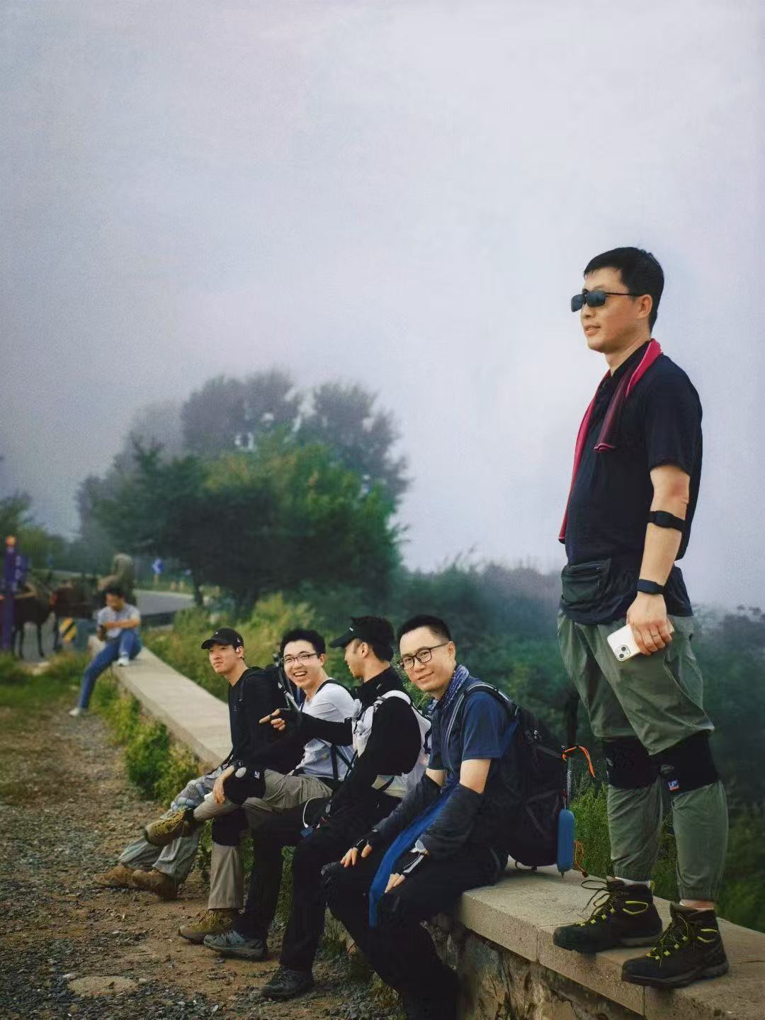 茶棚后的公路休息，远处是马队，人物从左到右：震哥，我，心脏，饭桶，饭桶朋友
