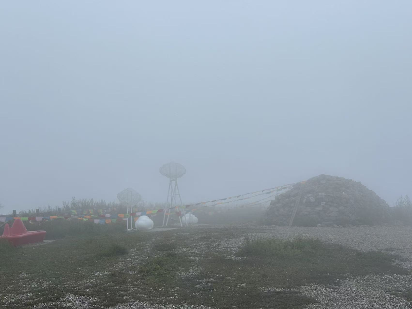 阳台山山顶，远处是类似藏区的石堆，山顶雾气很大